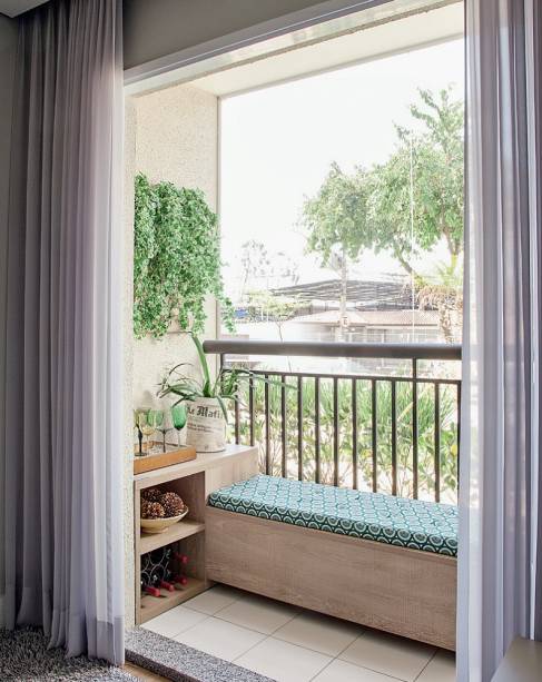 <span>A varanda, em formato de L, tira máximo proveito dessa área. Projeto da designer de interiores Adriana Fontana.</span> <span>A varanda, em formato de L, tira máximo proveito dessa área. Projeto da designer de interiores Adriana Fontana.</span>