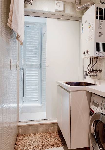 <span>Na lavanderia, que mede 1,70 x 1,35 m, cabe o básico: tanque, máquina de lavar e varal sanfonado. Projeto do arquiteto paulista Thiago Manarelli e da designer de interiores pernambucana Ana Paula Guimarães.</span> <span>Na lavanderia, que mede 1,70 x 1,35 m, cabe o básico: tanque, máquina de lavar e varal sanfonado. Projeto do arquiteto paulista Thiago Manarelli e da designer de interiores pernambucana Ana Paula Guimarães.</span>