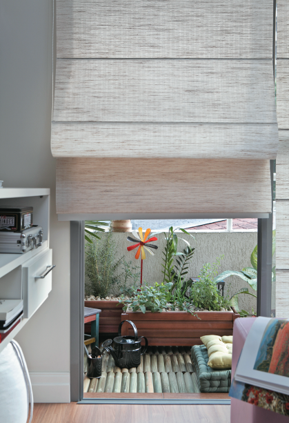 Três deque de pínus ocultam a cerâmica. A floreira de madeira acolhe temperinhos. Projeto da <span>arquiteta Cristiane Dilly. </span> Três deque de pínus ocultam a cerâmica. A floreira de madeira acolhe temperinhos. Projeto da <span>arquiteta Cristiane Dilly. </span>