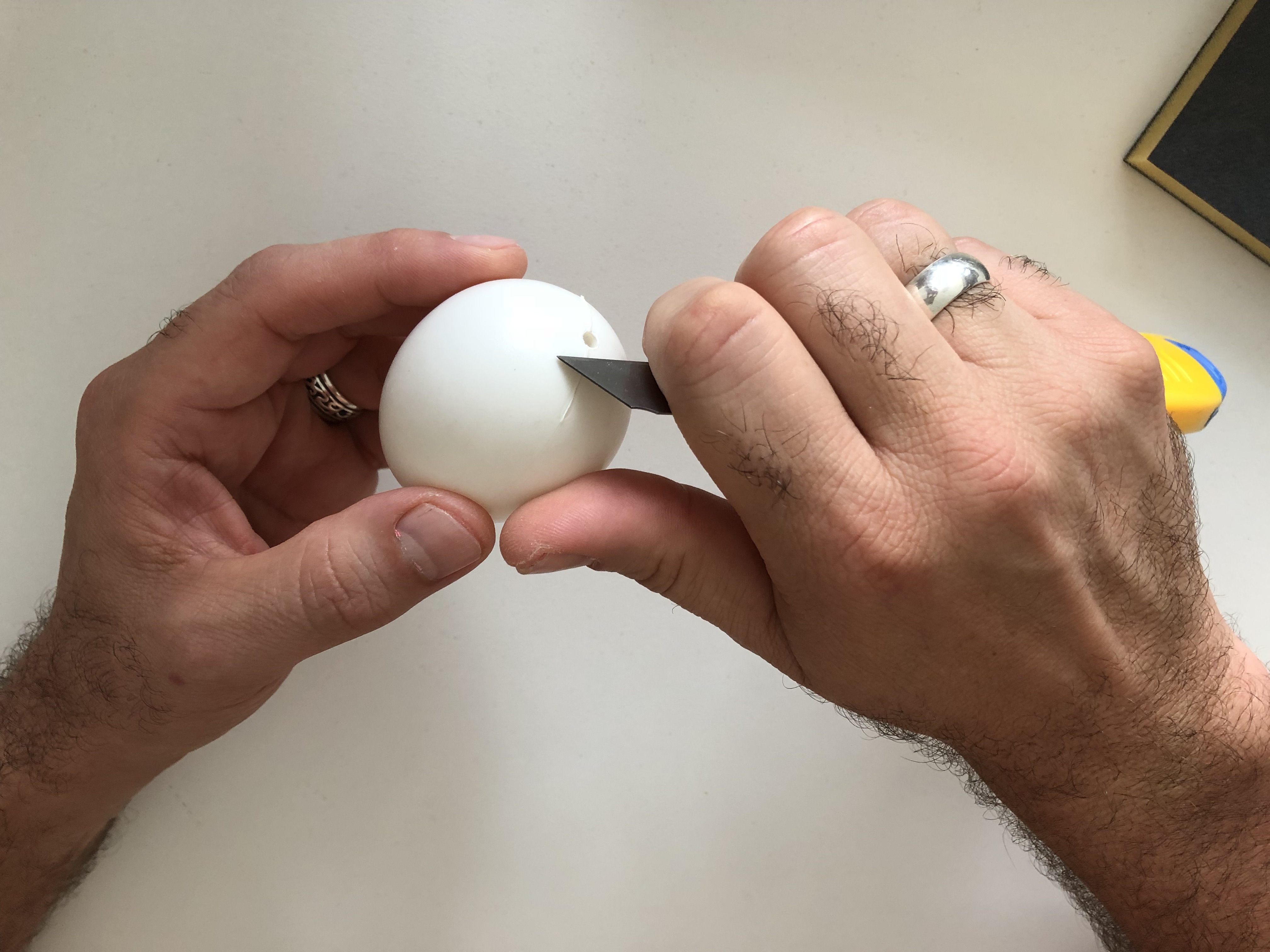 1- Se for ovos de pl&aacute;stico, tirar as aparas com estilete.