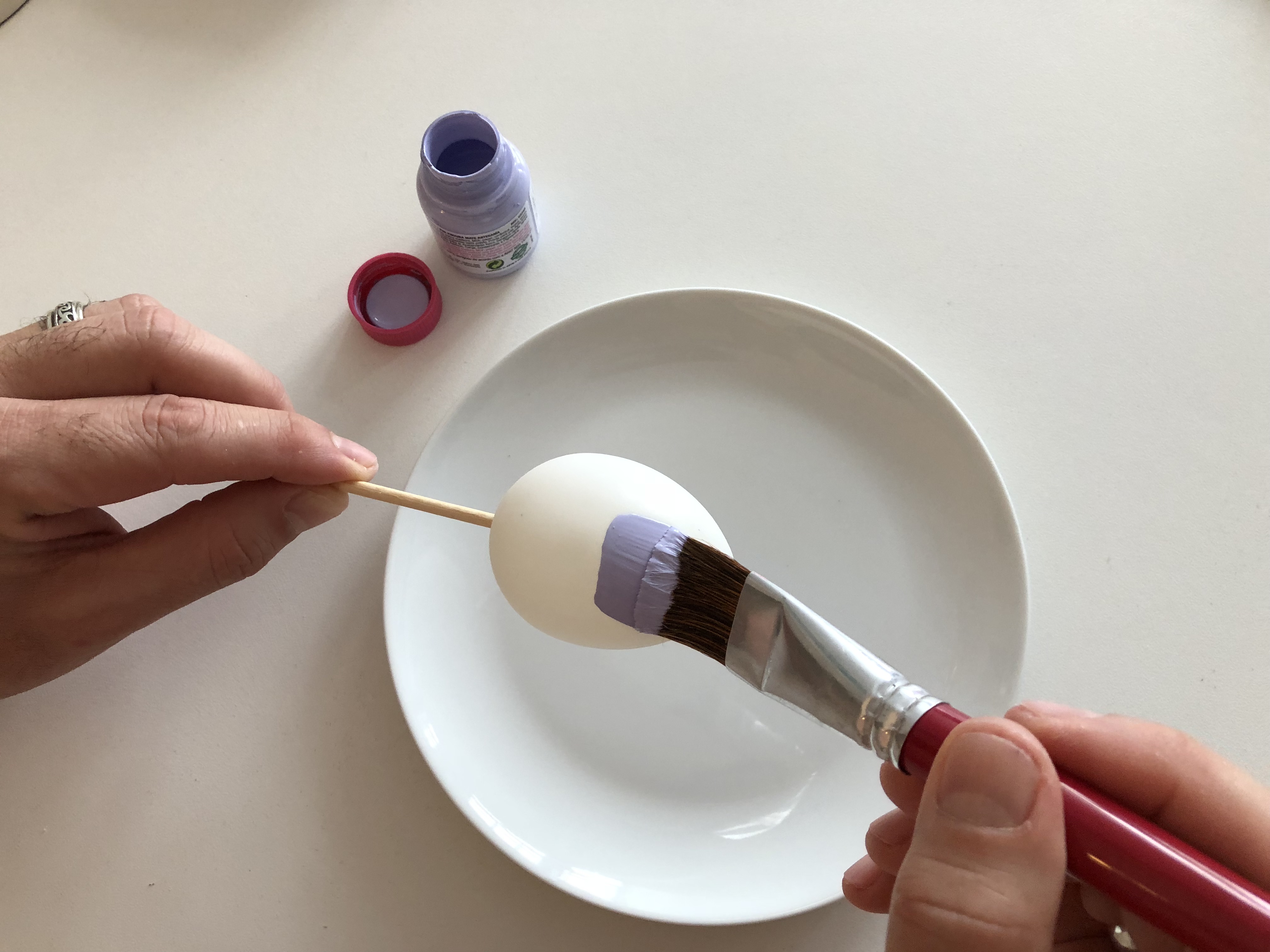 4- Caso queira pintar o ovo com duas cores, dividi-lo com uma linha imagin&aacute;ria, pintando a primeira metade.