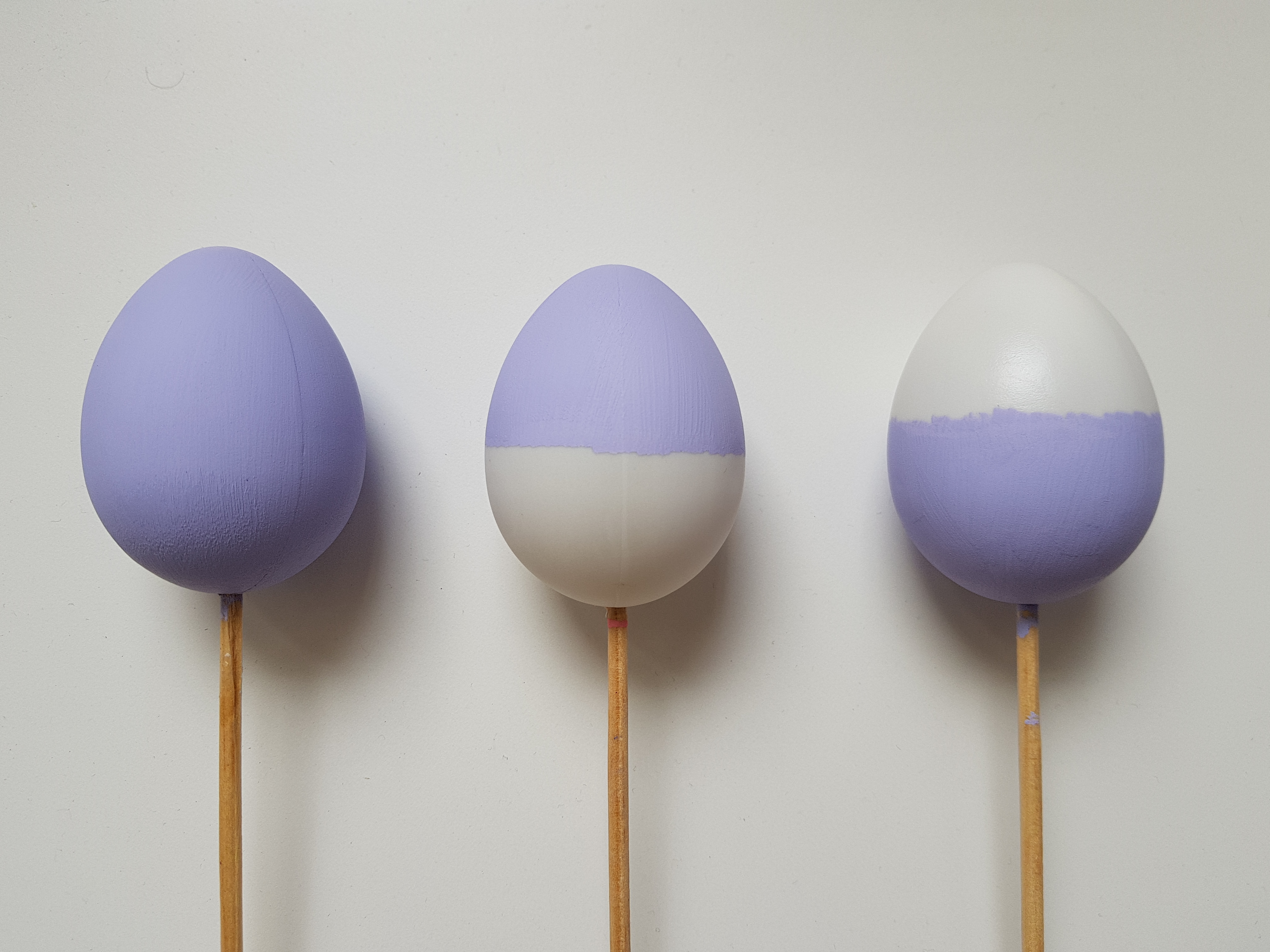 6- Para mais op&ccedil;&otilde;es ou combina&ccedil;&otilde;es de pinturas, os ovos podem ser pintados de tr&ecirc;s maneiras: inteiro, a metade para cima ou a metade para baixo.