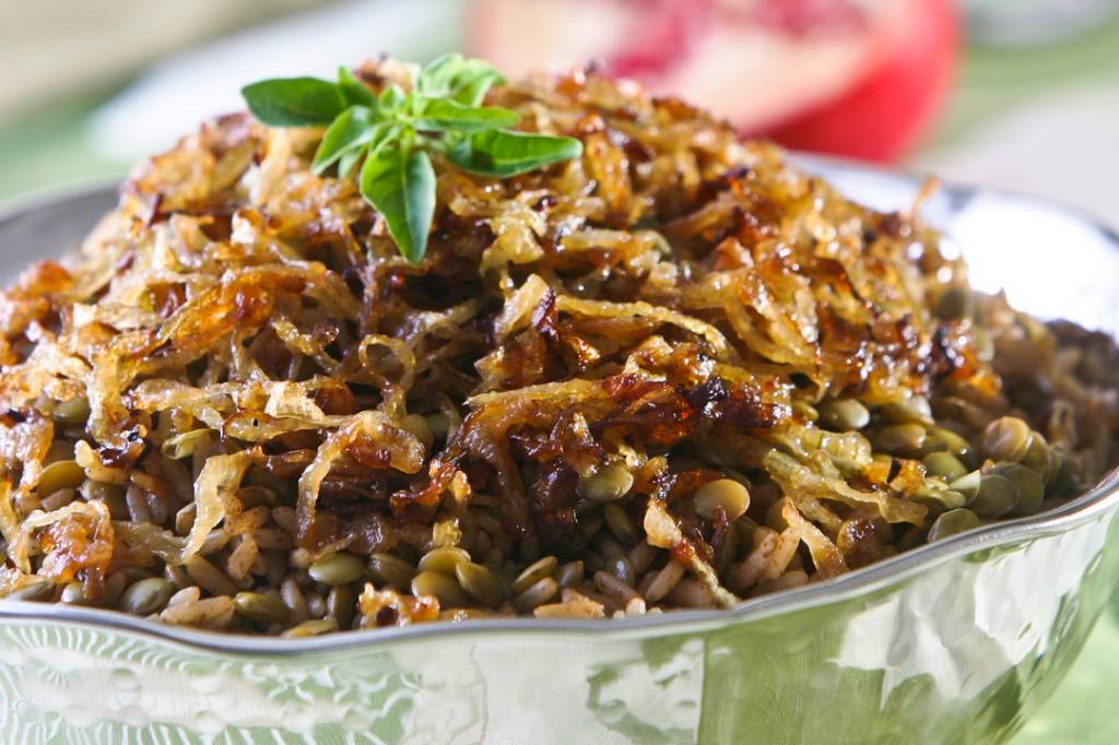 Arroz com lentilhas e cebolas douradas