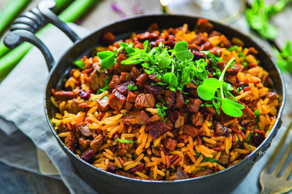 Arroz vermelho com alcatra e pimenta-de-cheiro