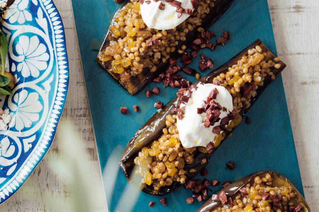 Berinjela com trigo, passas e iogurte