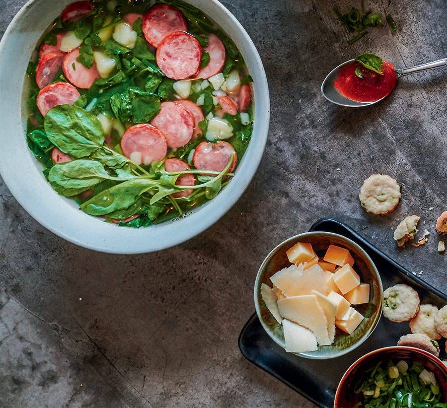 caldo-verde-de-agriao-com-linguica Prato de caldo verde com linguiça