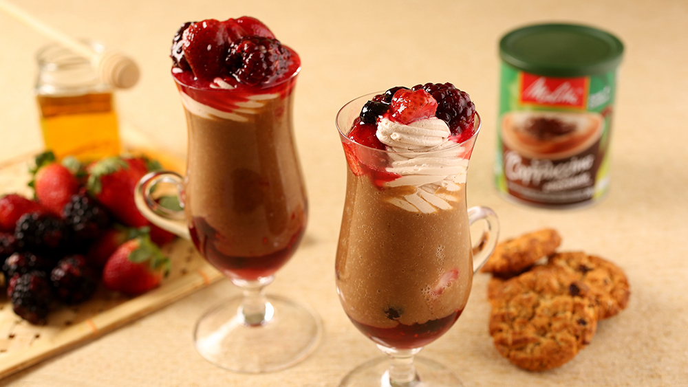 Cappuccino de chocolate com frutas vermelhas