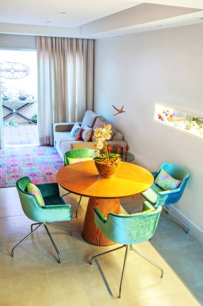 <span>Para a decoração, os arquitetos sugeriram paredes neutras e cores pontuais. “Usamos veludo azul nas cadeiras, que já eram da Renata, investimos em um tapete com estampa de ladrilhos (Casa Malgga) e demos aconchegocom madeira”, fala o profissional. Projeto dos arquitetos Francesco Picciallo e Inara Pálinkás, do Brita Arquitetura</span> <span>Para a decoração, os arquitetos sugeriram paredes neutras e cores pontuais. “Usamos veludo azul nas cadeiras, que já eram da Renata, investimos em um tapete com estampa de ladrilhos (Casa Malgga) e demos aconchegocom madeira”, fala o profissional. Projeto dos arquitetos Francesco Picciallo e Inara Pálinkás, do Brita Arquitetura</span>