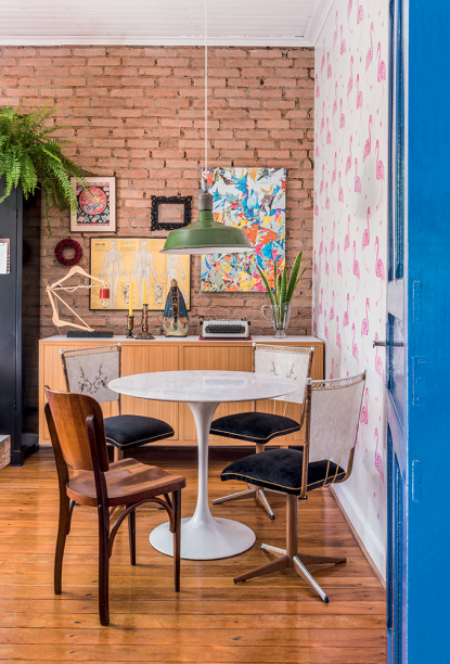 <span>No Mercatudo Loja Vila Galvão, bazar das Casas André Luiz de Guarulhos, SP, a blogueira Erika Karput arrematou o trio de cadeiras decoradas do jantar. Reformadas pela JF Tapeçaria, ganharam assentos de veludo.</span> <span>No Mercatudo Loja Vila Galvão, bazar das Casas André Luiz de Guarulhos, SP, a blogueira Erika Karput arrematou o trio de cadeiras decoradas do jantar. Reformadas pela JF Tapeçaria, ganharam assentos de veludo.</span>