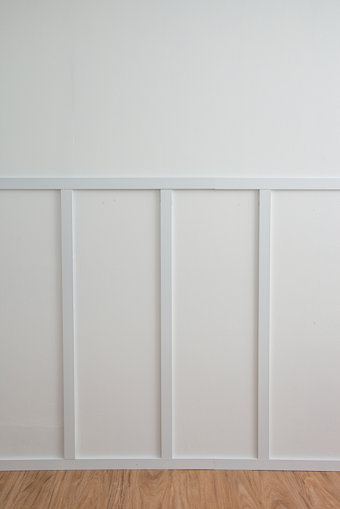 O arremate da parte superior da boiserie se d&aacute; com a mesma guarni&ccedil;&atilde;o usada nos filetes verticais, por&eacute;m cortada de acordo com a medida da extens&atilde;o horizontal da parede. A harmonia do conjunto prov&eacute;m do uso de pe&ccedil;as de mesma largura, bem como dos intervalos exatos entre elas.