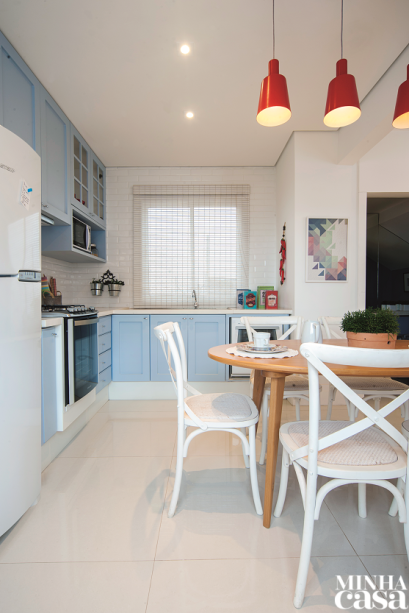 <span>No centro do espaço, a mesa de madeira é acompanhada por cadeiras com encosto cruzado e acabamento patinado. O destaque fica por conta do trio de pendentes vermelhos. Projeto da designer de interiores Paula Gambier</span> <span>No centro do espaço, a mesa de madeira é acompanhada por cadeiras com encosto cruzado e acabamento patinado. O destaque fica por conta do trio de pendentes vermelhos. Projeto da designer de interiores Paula Gambier</span>