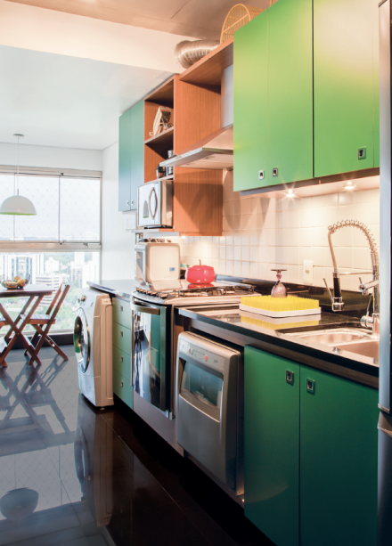 <span>A moradora decidiu que queria arm&aacute;rios verdes e, com isso, acabou definindo o ponto de partida para a cria&ccedil;&atilde;o da paleta de cores do ap&ecirc;. A arquiteta sugeriu combinar o tom com um padr&atilde;o amadeirado, e encomendou os m&oacute;dulos coloridos revestidos de laminado fosco (L 113 Verde Oficial, da Formica) &ndash; assim, d&aacute; para deixar recadinhos com giz nas portas e limpar com pano &uacute;mido depois. O ar retr&ocirc; das pe&ccedil;as agradou em cheio a moradora: &ldquo;Amo essa mistura do clima mais antigo com o moderno&rdquo;. Projeto da&nbsp;arquiteta Juliana Shwartzbaum.</span>