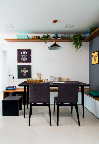 <span>A mesa foi feita sob encomenda, com base de ferro (Serralheria RR). O charme se completa com as cadeiras Fidalga (Oppa), e o pendente (Hunter Trade). Na parede, tinta acrílica no tom Golfinho (ref. C336), da Suvinil. </span>Projeto d<span>a arquiteta Renata Hirayama, do Estúdio Folha.</span> <span>A mesa foi feita sob encomenda, com base de ferro (Serralheria RR). O charme se completa com as cadeiras Fidalga (Oppa), e o pendente (Hunter Trade). Na parede, tinta acrílica no tom Golfinho (ref. C336), da Suvinil. </span>Projeto d<span>a arquiteta Renata Hirayama, do Estúdio Folha.</span>