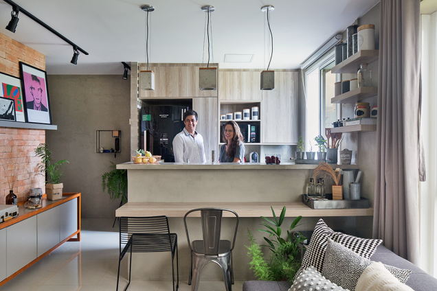 <span>Os moradores amam ficar e não são de muitas visitas. Por isso, priorizaram o conforto.Um exemplo é a ausência da mesa de jantar, que ocuparia muito espaço. Bastou uma boa bancada de refeições. O móvel foi feito de MDF, fixado abaixo da bancada de concreto já existente. Projeto da designer de interiores Carla Monza, do Estúdio Orla.</span> <span>Os moradores amam ficar e não são de muitas visitas. Por isso, priorizaram o conforto.Um exemplo é a ausência da mesa de jantar, que ocuparia muito espaço. Bastou uma boa bancada de refeições. O móvel foi feito de MDF, fixado abaixo da bancada de concreto já existente. Projeto da designer de interiores Carla Monza, do Estúdio Orla.</span>