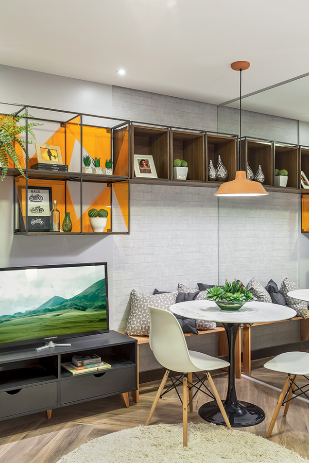 <span>Criação exclusiva da arquiteta Marcy Ricciardi é a estante suspensa, que mescla nichos de ferro, cubos de madeira e recortes triangulares de acrílico laranja. </span><span> Móveis de design não poderiam faltar, como o rack Lyn e as cadeiras Eames (Tok&Stok).</span> <span>Criação exclusiva da arquiteta Marcy Ricciardi é a estante suspensa, que mescla nichos de ferro, cubos de madeira e recortes triangulares de acrílico laranja. </span><span> Móveis de design não poderiam faltar, como o rack Lyn e as cadeiras Eames (Tok&Stok).</span>
