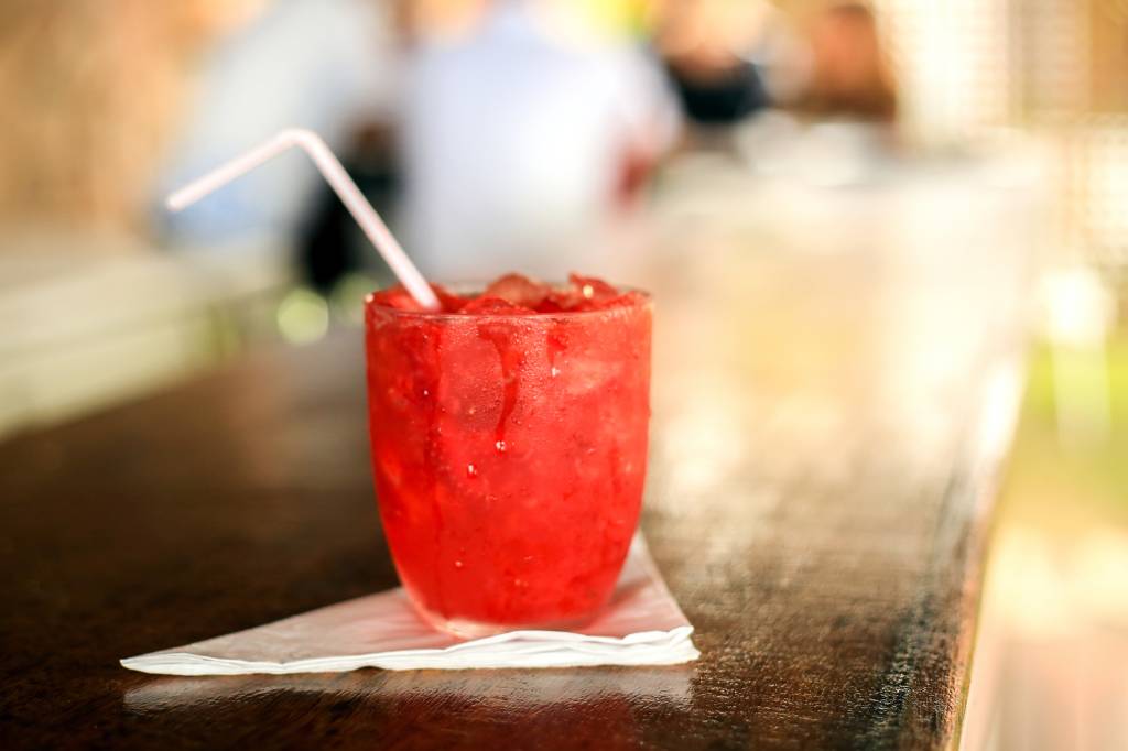 Drinque picante de morango, beterraba e pimenta