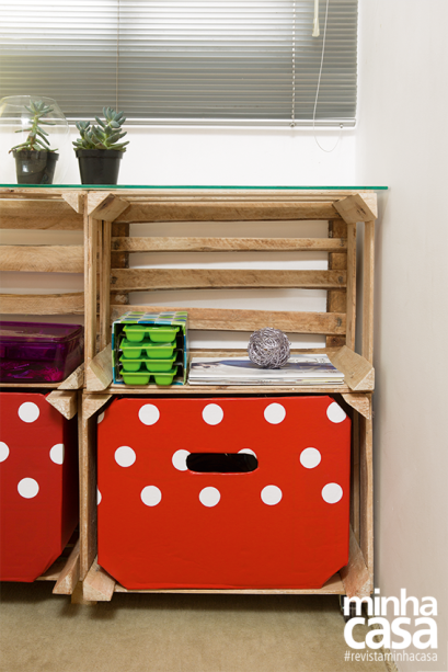 Esta estante é formada por quatro caixotes de feira (35 x 50 cm cada), parafusados entre si. A base do conjunto recebeu rodízios, e, no topo, se apoia um tampo de vidro (1,02 x 0,30 m) - para garantir estabilidade e segurança, a blogueira Janaina Mira Braz, sugere a colocação de adesivos de silicone nas pontas. Esta estante é formada por quatro caixotes de feira (35 x 50 cm cada), parafusados entre si. A base do conjunto recebeu rodízios, e, no topo, se apoia um tampo de vidro (1,02 x 0,30 m) - para garantir estabilidade e segurança, a blogueira Janaina Mira Braz, sugere a colocação de adesivos de silicone nas pontas.