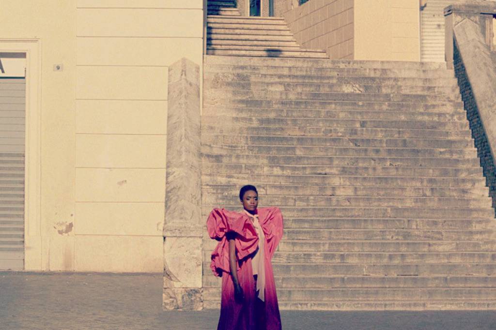 Novo filme de Luca Guadagnino promete mistério e muitos looks Valentino