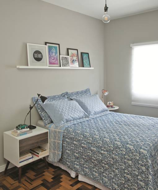 <span>Um tom neutro de prata nas paredes destaca os quadros coloridos apoiados na prateleira.&nbsp;</span><span>Nas laterais da cama, ela seguiu a tend&ecirc;ncia de criados-mudos descombinados, com lumin&aacute;rias tamb&eacute;m diferentes.&nbsp;Acr&iacute;lica, na cor Prata, ref. C161, da Suvinil.</span>
