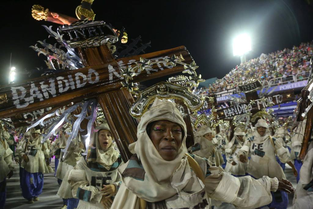 Críticas à violência marcam 1ª noite de desfiles no Rio