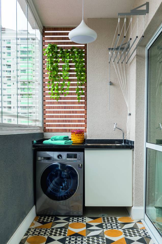 <span>No terraço, nada de espaço gourmet: quem ocupa a área é a lavanderia! A bancada de granito e os pontos de água e esgoto foram entregues pela construtora. Projeto da</span> arquiteta Stephanie Esposito, do escritório Studio 19. <span>No terraço, nada de espaço gourmet: quem ocupa a área é a lavanderia! A bancada de granito e os pontos de água e esgoto foram entregues pela construtora. Projeto da</span> arquiteta Stephanie Esposito, do escritório Studio 19.