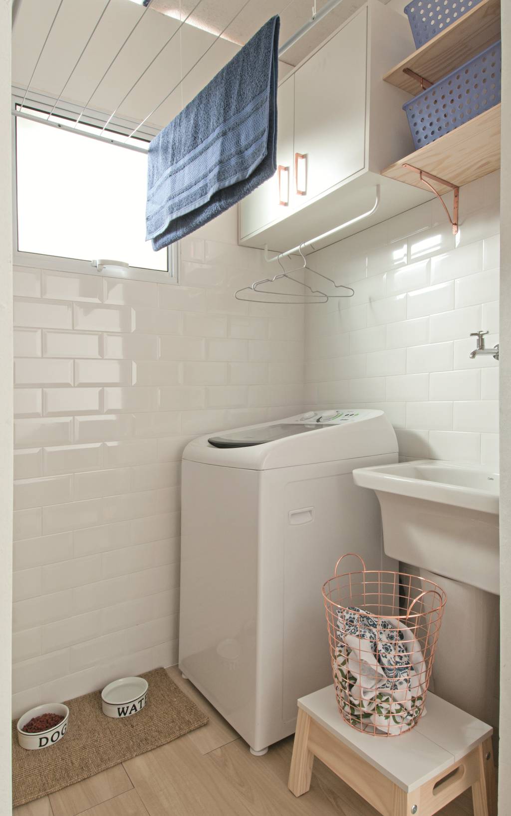 Lavanderia pequena com subway tiles