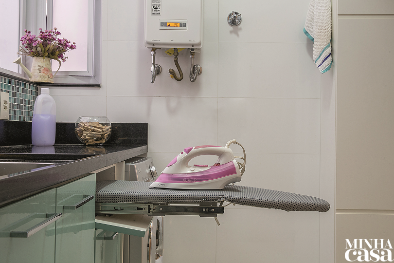 <span>A tábua de passar se esconde dentro do gabinete – dotada de ferragens espertas, ela se dobra e entra como uma gaveta. Projeto das arquitetas Cristina Miccolis e Mariana Klem, do MK Arquitetura. </span> <span>A tábua de passar se esconde dentro do gabinete – dotada de ferragens espertas, ela se dobra e entra como uma gaveta. Projeto das arquitetas Cristina Miccolis e Mariana Klem, do MK Arquitetura. </span>