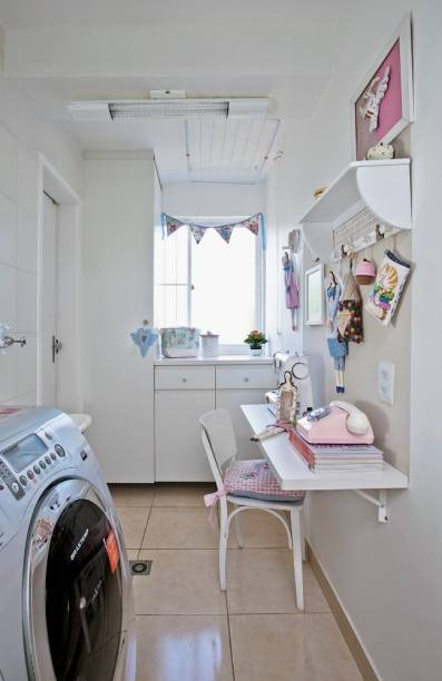 <span>A parede da janela é dominada por armários. O alto (0,50 x 0,58 x 2,35 m) foi reservado ao material de costura. Já o baixo (90 x 55 x 90 cm) tem gavetões para roupas limpas e sujas, além de embutir a tábua de passar.</span> <span>A parede da janela é dominada por armários. O alto (0,50 x 0,58 x 2,35 m) foi reservado ao material de costura. Já o baixo (90 x 55 x 90 cm) tem gavetões para roupas limpas e sujas, além de embutir a tábua de passar.</span>