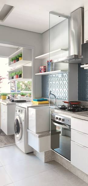 <span>A divisória de vidro incolor separa cozinha e lavanderia sem criar obstáculos visuais. Projeto da</span> designer de interiores Adriana Fontana. <span>A divisória de vidro incolor separa cozinha e lavanderia sem criar obstáculos visuais. Projeto da</span> designer de interiores Adriana Fontana.