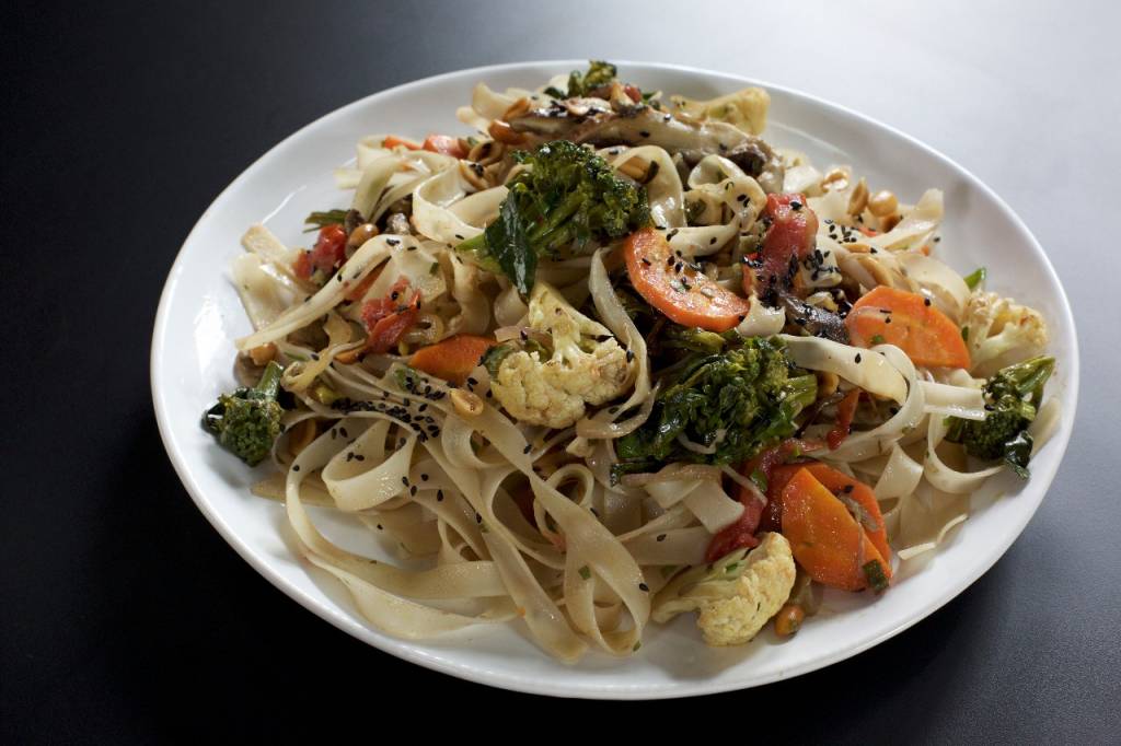 Pad thai: macarrão tailandês com legumes