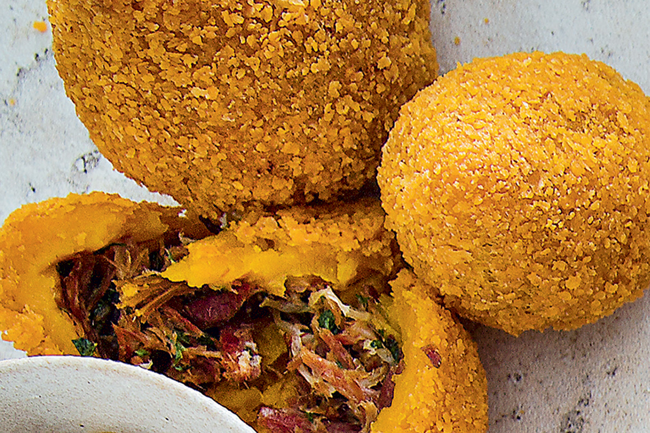 Receita de coxinha com massa de ab&oacute;bora e recheio de carne-seca acebolada