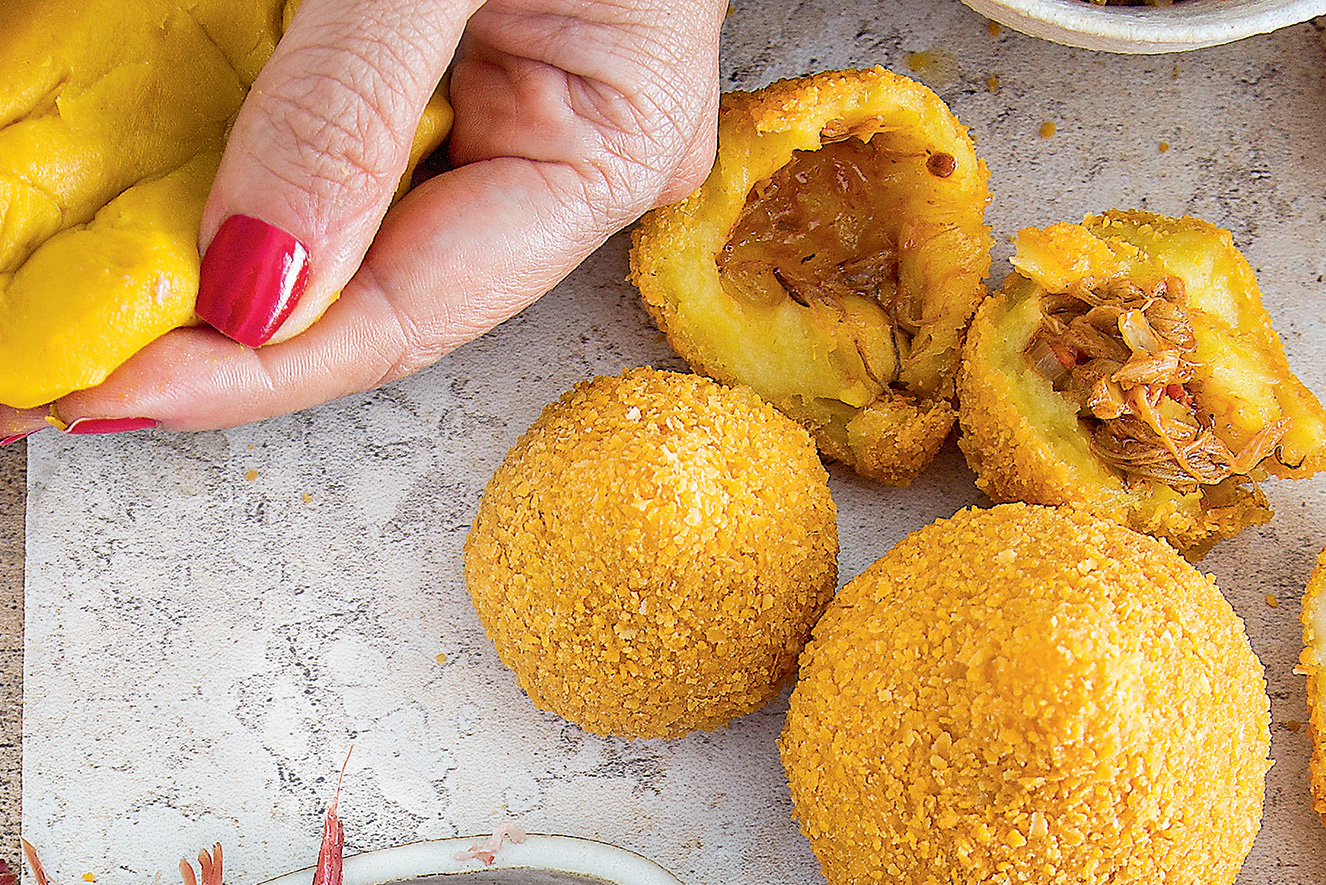 Coxinha tradicional com recheio de frango e catupiry