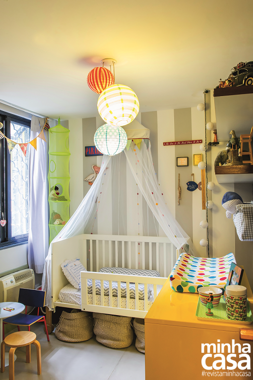 A paleta alegre e o casamento de listras, chevron e po&aacute;s d&atilde;o personalidade ao quarto e enriquecem a decora&ccedil;&atilde;o.&nbsp;<span>A parede atr&aacute;s do ber&ccedil;o foi pintada com listras em branco e cinza, e a alvenaria vizinha recebeu um tom acinzentado mais escuro. O trocador de laca amarela e objetos de diferentes cores fazem o contraponto. &ldquo;Busquei uma proposta unissex e que tamb&eacute;m n&atilde;o fique ultrapassada quando o pequeno crescer&rdquo;, justifica a arquiteta&nbsp;</span><span>Al&ecirc; Amado.</span>