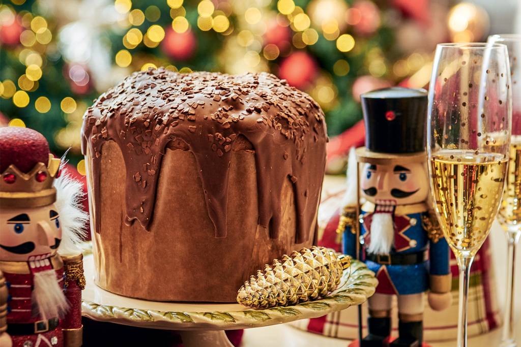 Panetone de chocolate recheado com creme de avelã