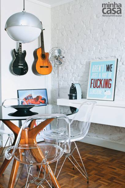 <span>A área de 9m</span><span>2</span><span> parece enxuta, mas é boa o bastante para acolher diferentes estilos de sala sem pedir a troca dos elementos básicos: mesa redonda com tampo de vidro, cadeiras incolores e aparador suspenso. </span>Projeto da arquiteta Beatriz Fujinaka. <span>A área de 9m</span><span>2</span><span> parece enxuta, mas é boa o bastante para acolher diferentes estilos de sala sem pedir a troca dos elementos básicos: mesa redonda com tampo de vidro, cadeiras incolores e aparador suspenso. </span>Projeto da arquiteta Beatriz Fujinaka.