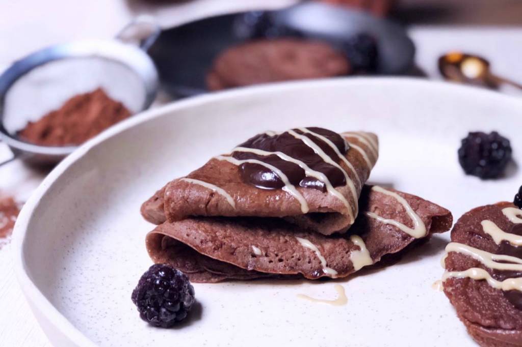 Panqueca funcional com calda de chocolate