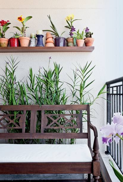 <span>O apartamento fica na face leste, banhado por luz solar direta apenas pela manhã. O paisagismo, consequentemente, privilegiou espécies que se dão bem nessas circunstâncias. Por sorte, é o caso das orquídeas tão queridas, que se satisfazem com poucas horas de insolação diária. As arundinas espalham suas longas hastes com flores atrás do banco. Projeto da paisagista Juliana Candian.</span> <span>O apartamento fica na face leste, banhado por luz solar direta apenas pela manhã. O paisagismo, consequentemente, privilegiou espécies que se dão bem nessas circunstâncias. Por sorte, é o caso das orquídeas tão queridas, que se satisfazem com poucas horas de insolação diária. As arundinas espalham suas longas hastes com flores atrás do banco. Projeto da paisagista Juliana Candian.</span>