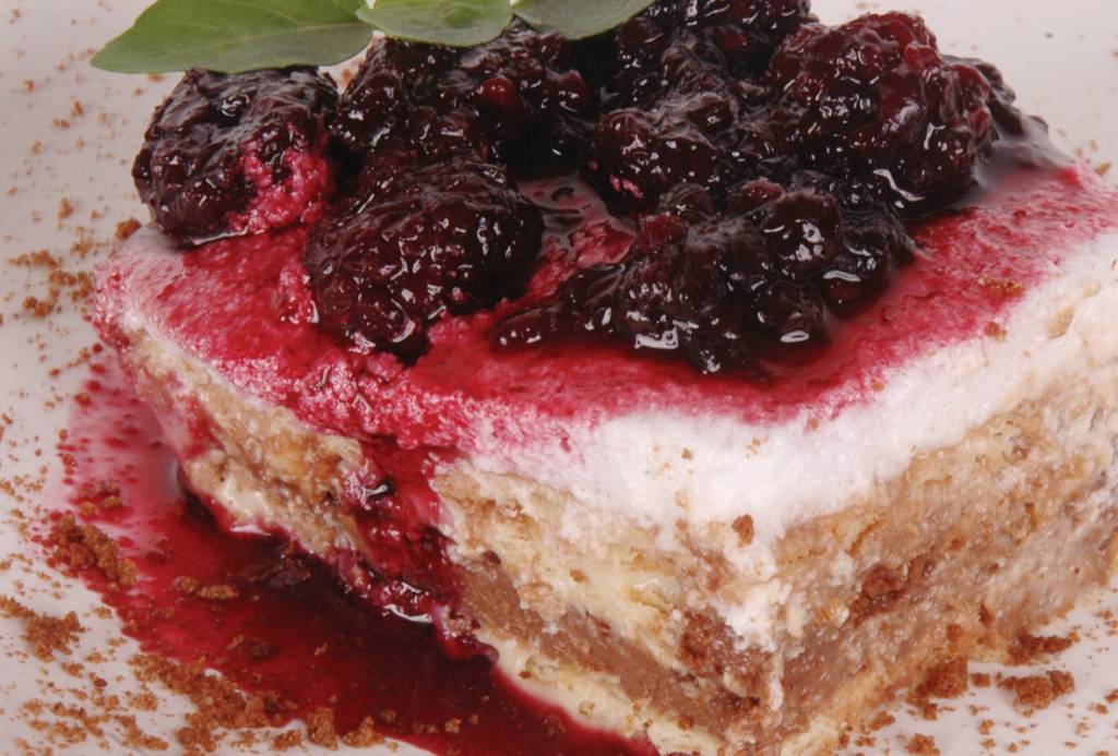 Pavê de chocolate com calda de frutas vermelhas