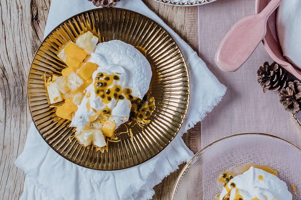 Pavlova com frutas de dezembro