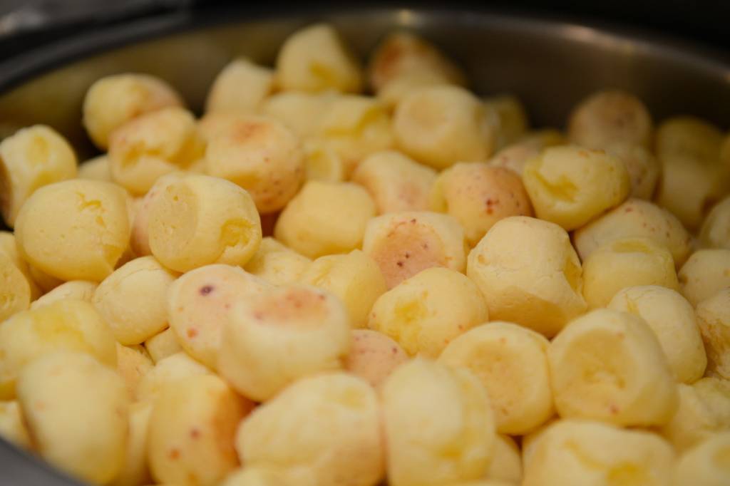 Pão de queijo com bacon e calabresa