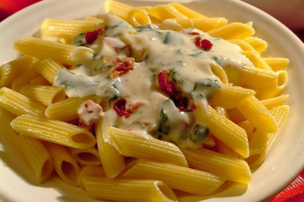 Penne ao molho de espinafre com tomate seco