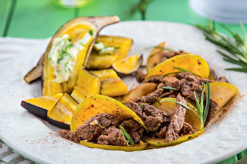 Picadinho de filé-mignon com maçã verde e banana assada