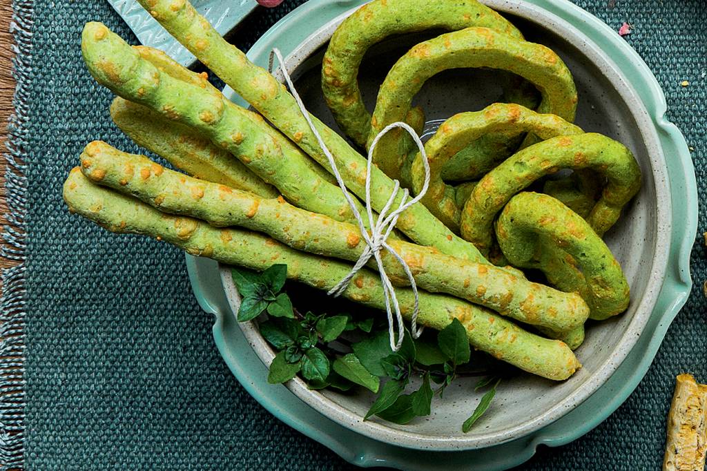 Polvilho com pesto de cheiro-verde e queijo curado