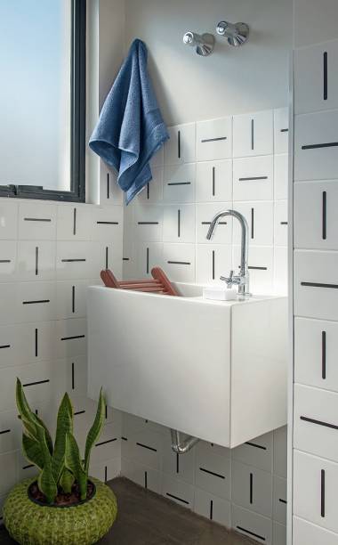 <span>Na lavanderia, chamam a atenção os azulejos com estampa discreta, porém marcante, que cobrem o trecho sobre a pia.). A fim de criar continuidade visual, o mesmo revestimento foi aplicado na cozinha. Projeto do designer de interiores Gabriel Valdivieso.</span> <span>Na lavanderia, chamam a atenção os azulejos com estampa discreta, porém marcante, que cobrem o trecho sobre a pia.). A fim de criar continuidade visual, o mesmo revestimento foi aplicado na cozinha. Projeto do designer de interiores Gabriel Valdivieso.</span>