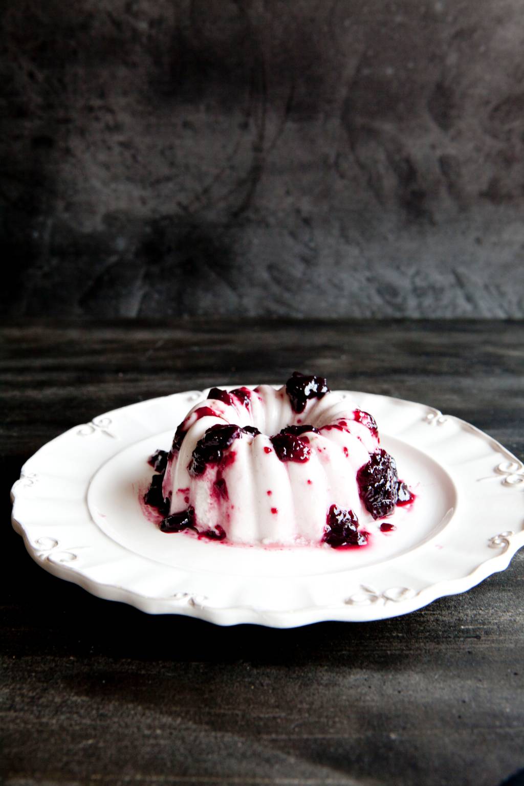 Pudim de coco com geleia de jabuticaba