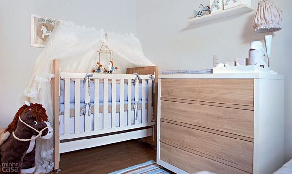quarto-de-bebe-com-decoracao-inspirada-em-cavalinhos-01