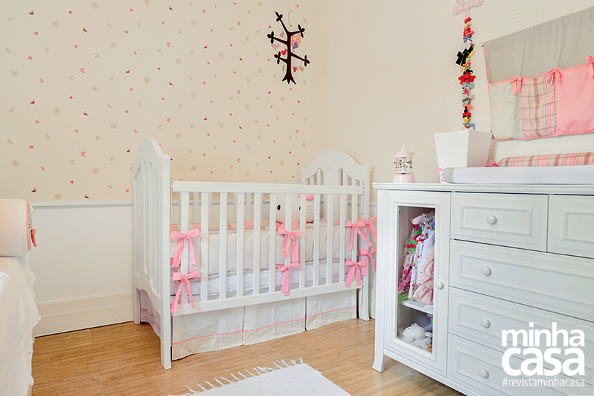 <span>Para harmonizar com o gracioso papel – aplicado na parte superior da parede atrás do berço, a 90 cm de altura –, as demais superfícies receberam tinta acrílica off-white, puxando para o creme. A moldura de poliuretano injetado (C&C) marca o limite entre os revestimentos. </span>Projeto da arquiteta Gabriela Kalili. <span>Para harmonizar com o gracioso papel – aplicado na parte superior da parede atrás do berço, a 90 cm de altura –, as demais superfícies receberam tinta acrílica off-white, puxando para o creme. A moldura de poliuretano injetado (C&C) marca o limite entre os revestimentos. </span>Projeto da arquiteta Gabriela Kalili.