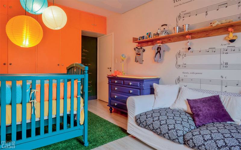 Decora&ccedil;&atilde;o para quarto de beb&ecirc; com tema de rock e avi&otilde;es.&nbsp;O d&eacute;cor, com itens coloridos e divertidos, foi inspirado na hist&oacute;ria dos pais de Ravi o dono do cantinho. Projeto&nbsp;da designer de interiores Ana Maria Mouawad Queiroga.