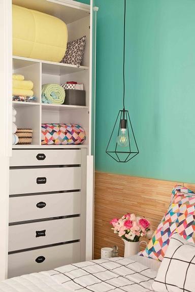 quarto-de-casal-com-cabeceira-de-batente-de-pinus-01