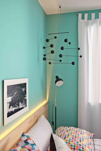 quarto-de-casal-com-cabeceira-de-batente-de-pinus-02